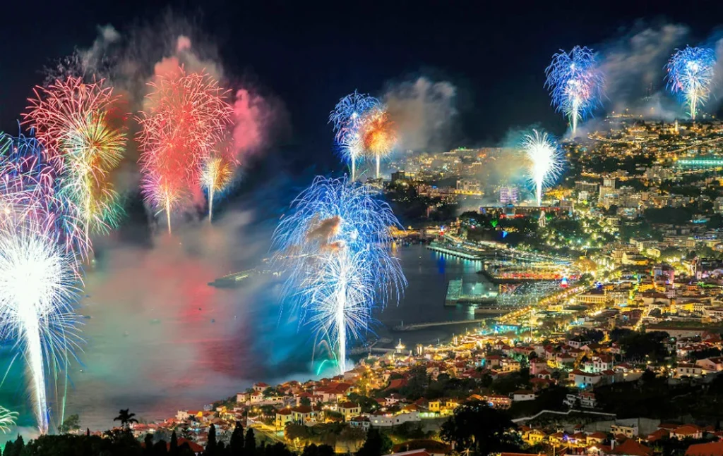Fogo de artifício no Funchal visto duma colina
