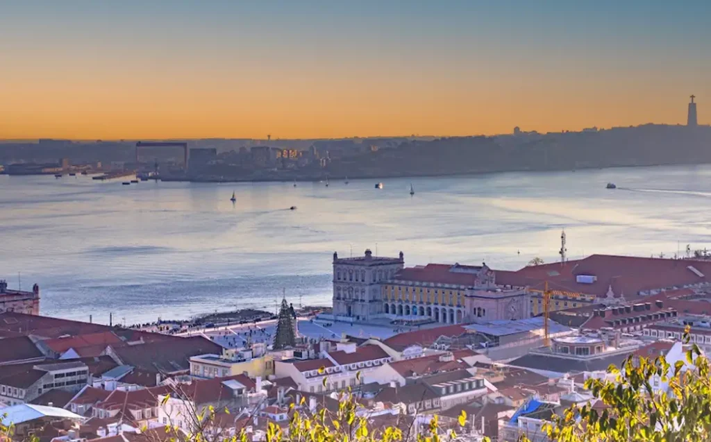 Vista de Lisboa e Rio tejo, com Almada do outro lado