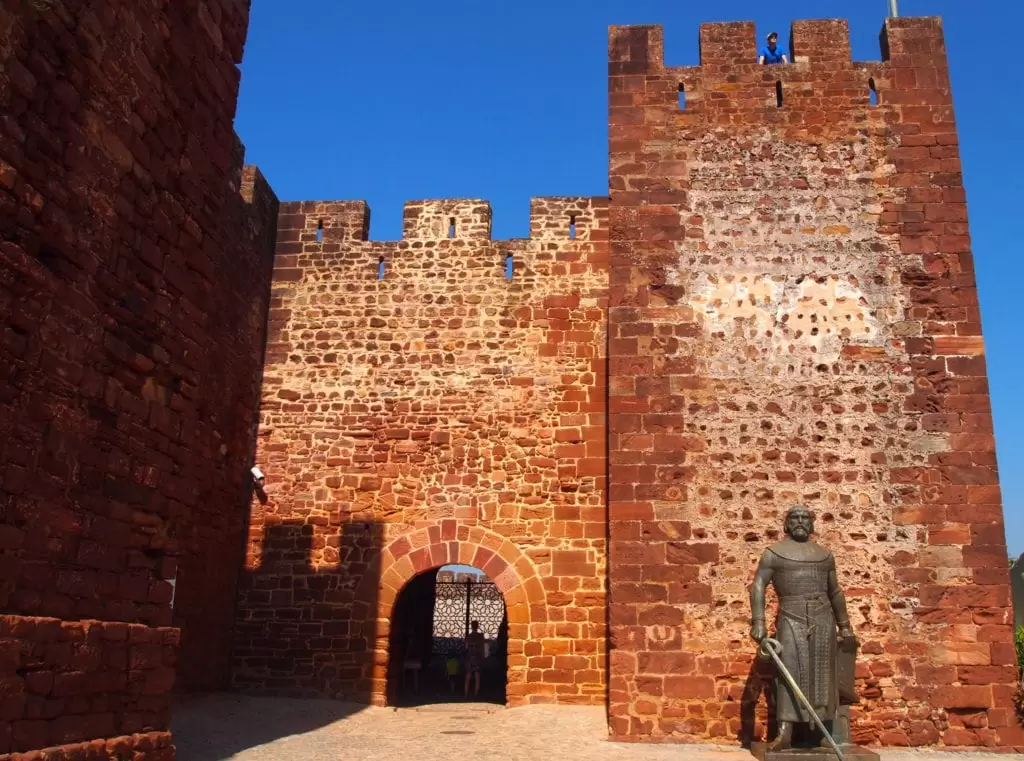 Entrada no Castelo de Silves com a Estátuda do Sancho I
