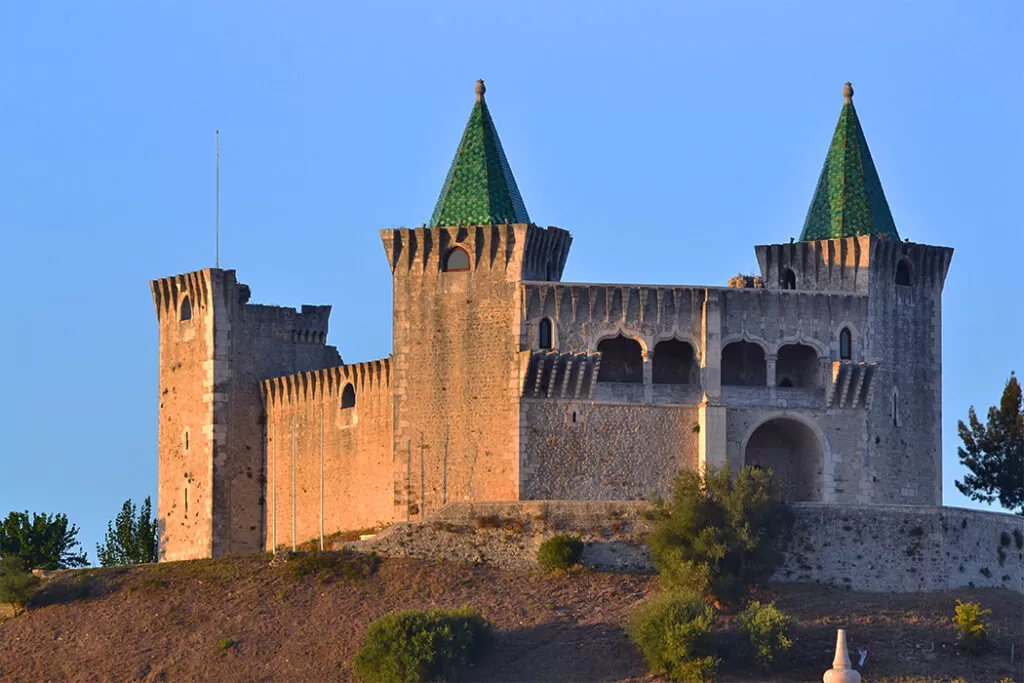 fachada do Castelo de Porto de Mós 