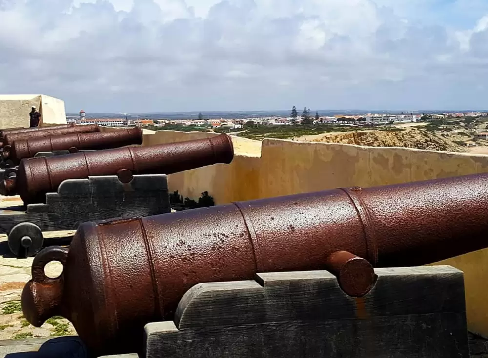 vários canhões na Fortaleza de Sagres
