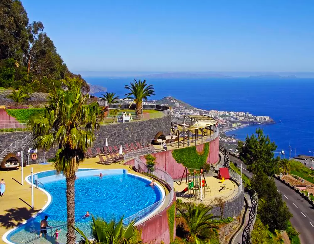 vista da piscina com o Funchal no Fundo